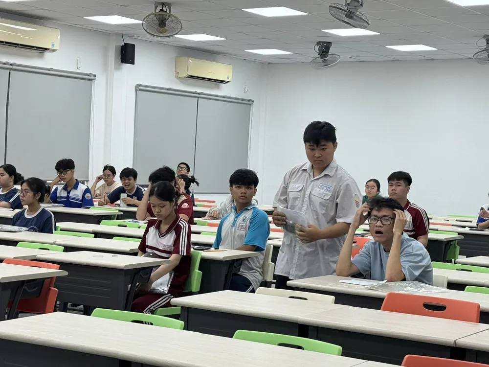 Thí sinh vào phòng thi tại điểm thi Trường ĐH Công nghiệp TPHCM