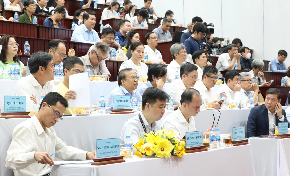 Các chuyên gia, nhà khoa học tham gia hội thảo.JPG