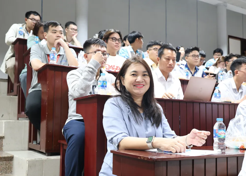 Các học viên, nghiên cứu sinh và giảng viên Khoa Toán Trường ĐH Khoa học Tự nhiên (ĐHQG TPHCM) tham gia hội thảo .JPG