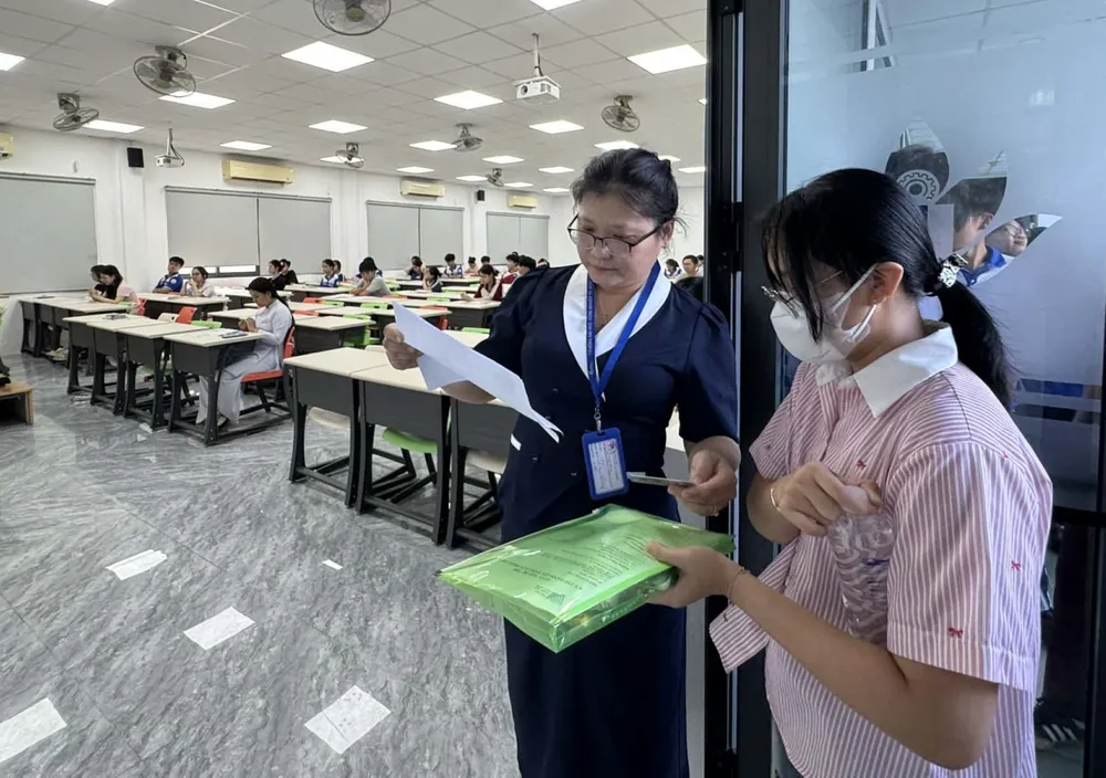 Cán bộ kiểm tra thông tin thí sinh vào phòng thi ĐGNL đợt 1 do ĐHQG TPHCM tổ chức năm 2026.jpg