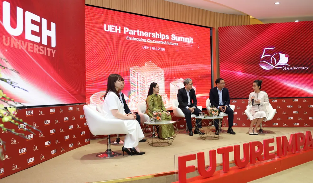 Khách mời tham gia trao đổi góp ý cho chương trình hợp tác mới của ĐH Kinh tế TPHCM