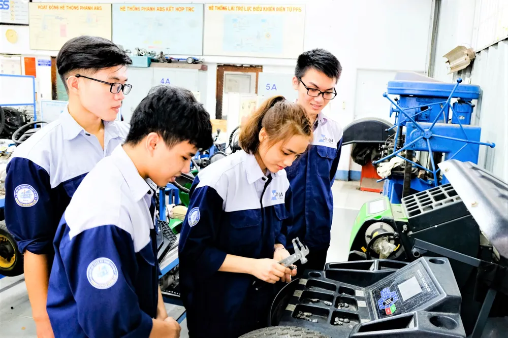Sinh viên ngành Công nghệ ô tô Trường ĐH Công nghệ kỹ thuật TPHCM trong giờ học thực hành .jpg