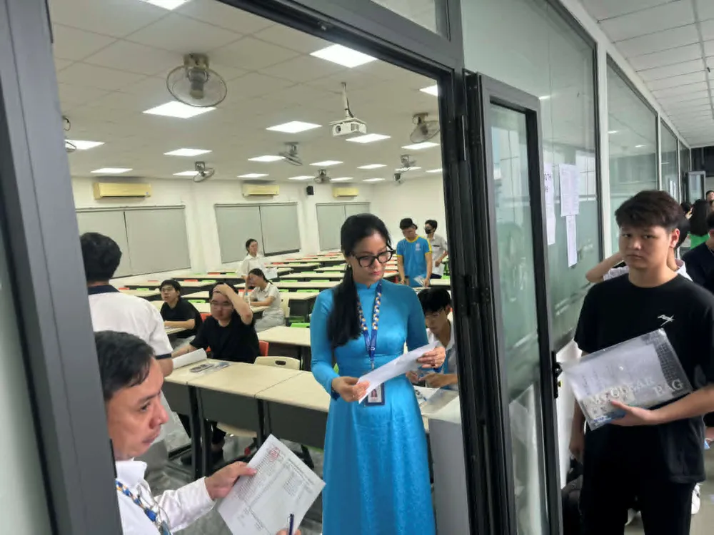 Thí sinh dự thi tại điểm thi Trường ĐH Công nghiêp TPHCM .jpg