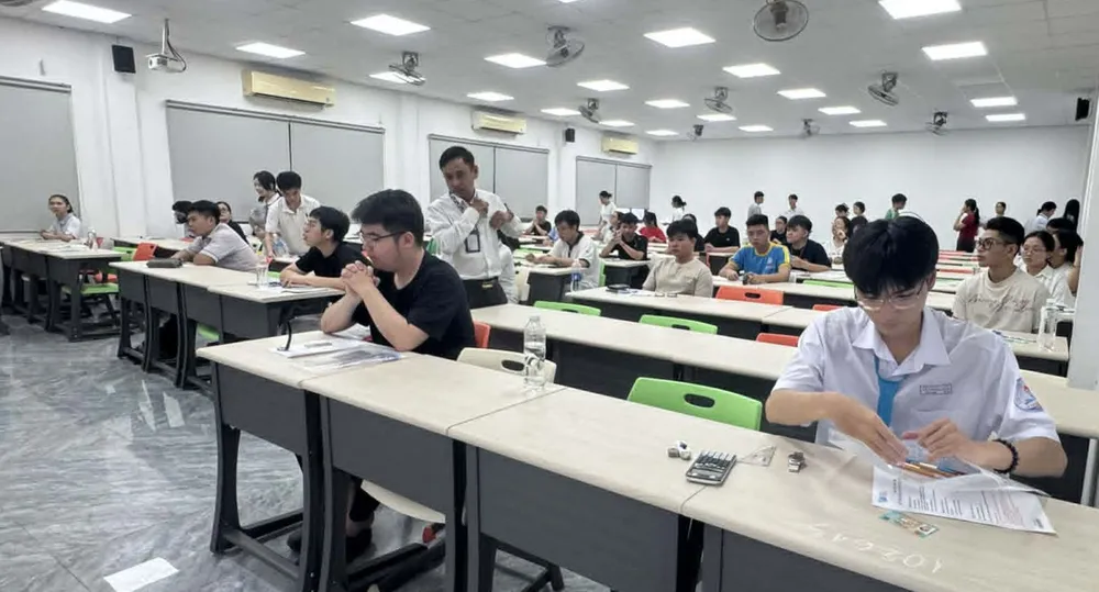 Thí sinh tham gia kỳ thi đánh giá năng lực đợt 2 tại điểm thi Trường ĐH Công nghiệp TPHCM .jpg