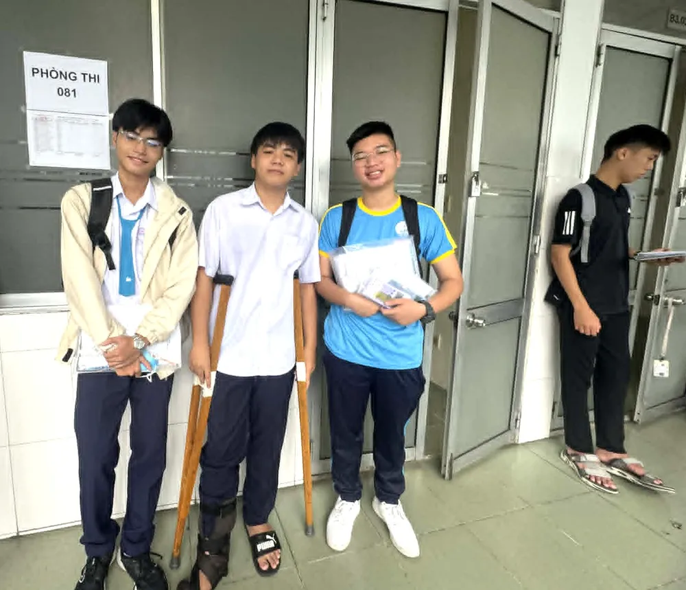 Thí sinh Trần Hoàng Sơn (Trường THPT Tây Thạnh) bị gãy chân phải chống nạn đi thi tại điểm thi Trường ĐH Công nghiệp TPHCM .jpg