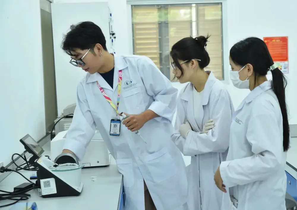 Các nhà khoa học trẻ chương trình VNU-350 của ĐHQG TPHCM làm việc tại phòng thí nghiệm Trường ĐH Khoa học Tự nhiên 