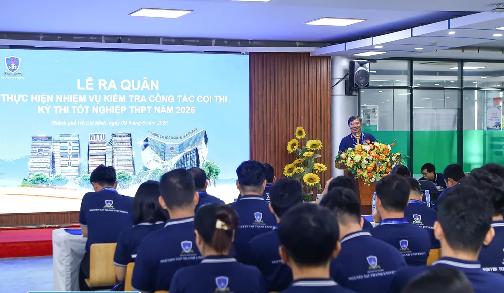 Hiệu trưởng Trường ĐH Nguyễn Tất Thành nhác nhở cán bộ, giảng viên tại lễ ra quân tham gia phục vụ kỳ thi tốt nghiệp THPT năm 2026.JPG