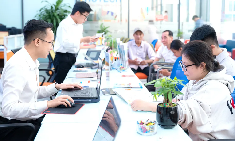 Thí sinh nộp hồ sơ sơ tuyển tại Trường ĐH Công nghệ TPHCM ngày 16-6.jpg