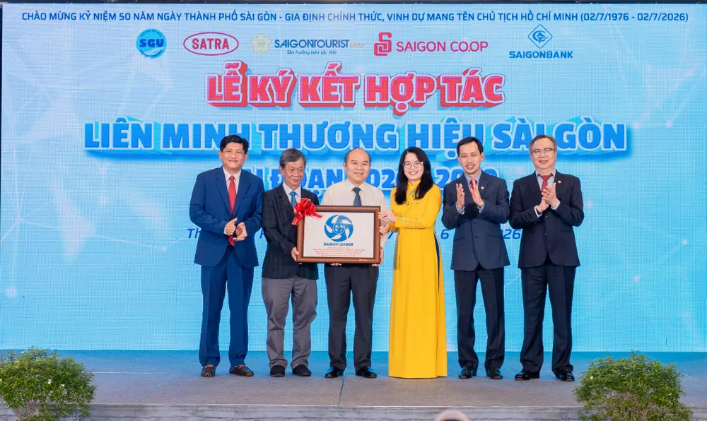 Liên minh Thương hiệu Sài Gòn tặng quà kỷ niệm cho Phó Chủ tịch UBND TPHCM Trần Văn Bảy tại buổi lễ .jpg