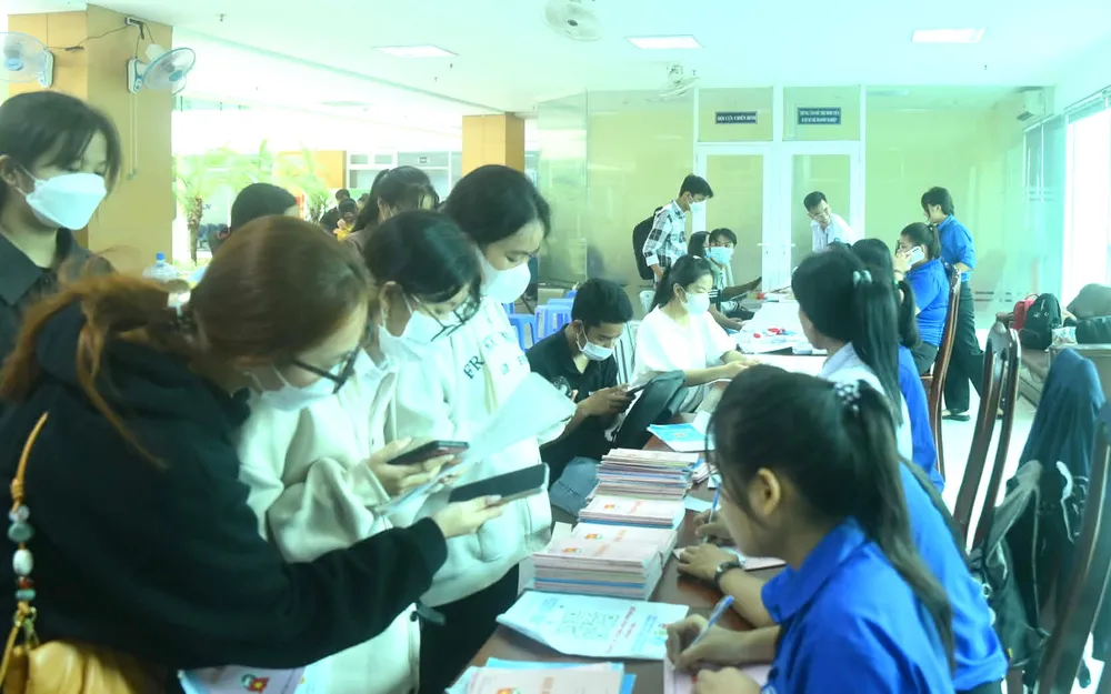 Sinh viên đăng ký hoạt động đoàn hội tại Phòng Công tác sinh viên Trường ĐH Nông lâm TPHCM