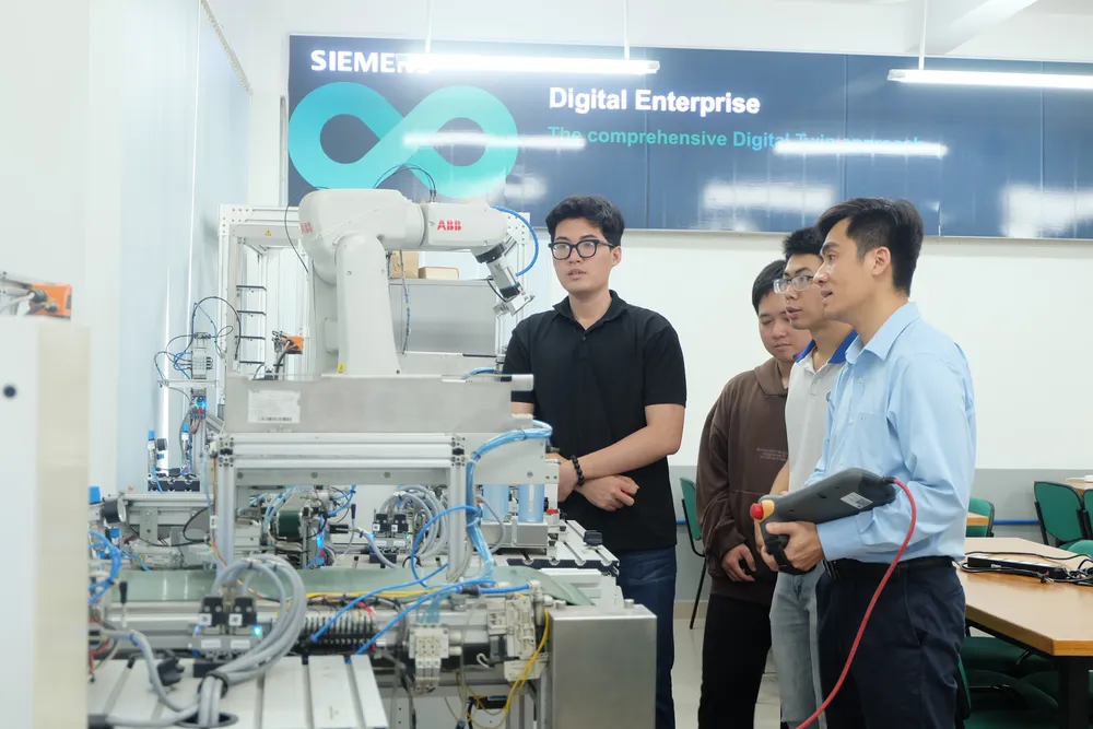 Giảng viên Khoa Cơ khí động lực Trường ĐH Công nghệ Kỹ thuật TPHCM hướng dẫn sinh viên học thực hành tại phòng thí nghiệm .JPG