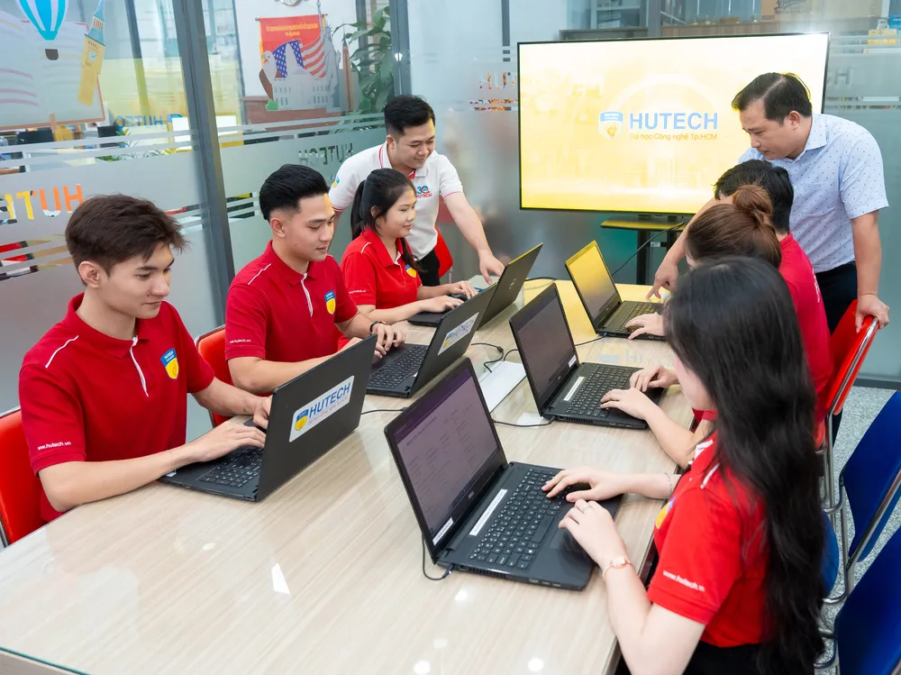Cán bộ kỹ thuật Trường ĐH Công nghệ TPHCM thực hiện kiểm tra dữ liệu và chạy lọc ảo, xét tuyển sáng ngày 4-8 