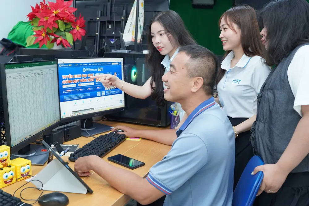 Cán bộ kỹ thuật Trường ĐH Công thương TPHCM chạy thử phần mềm lọc ảo và xét tuyển.jpg