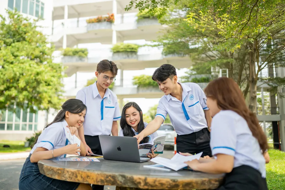 Hai thủ khoa của Trường ĐH Kinh tế - Luật (ĐHQG TPHCM) đều là học sinh của 1 trường THPT tại TPHCM 