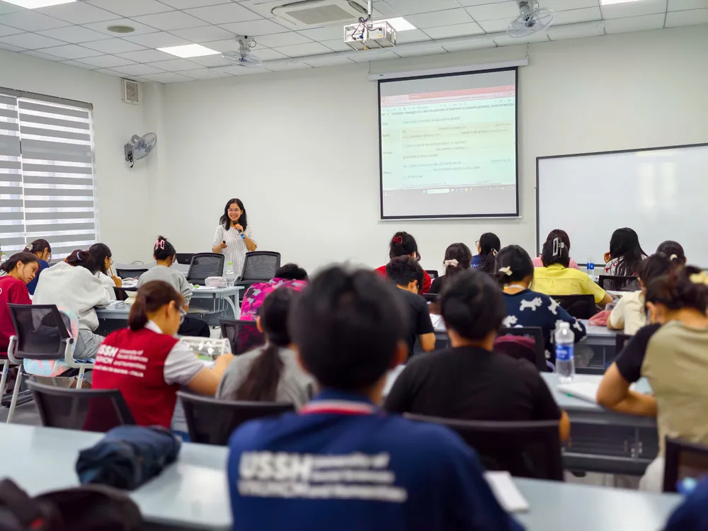 Sinh viên Trường ĐH Khoa học Xã hội và Nhân văn (ĐHQG TPHCM) trong giờ học lý thuyết