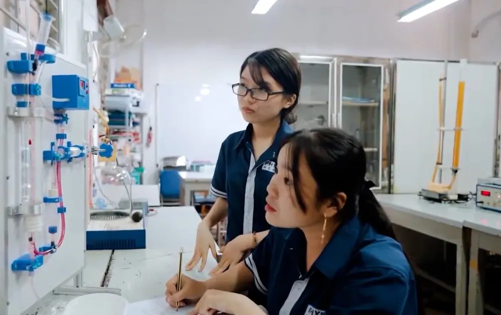 Sinh viên Trường ĐH Sư phạm TPHCM trong giờ học thực hành
