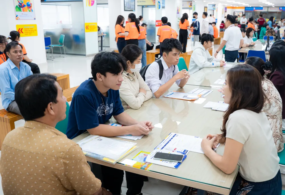 Cán bộ tuyển sinh Trường ĐH Công nghệ TPHCM tư vấn, hướng dẫn thí sinh tìm hiểu thông tin xét tuyển bổ sung của trường