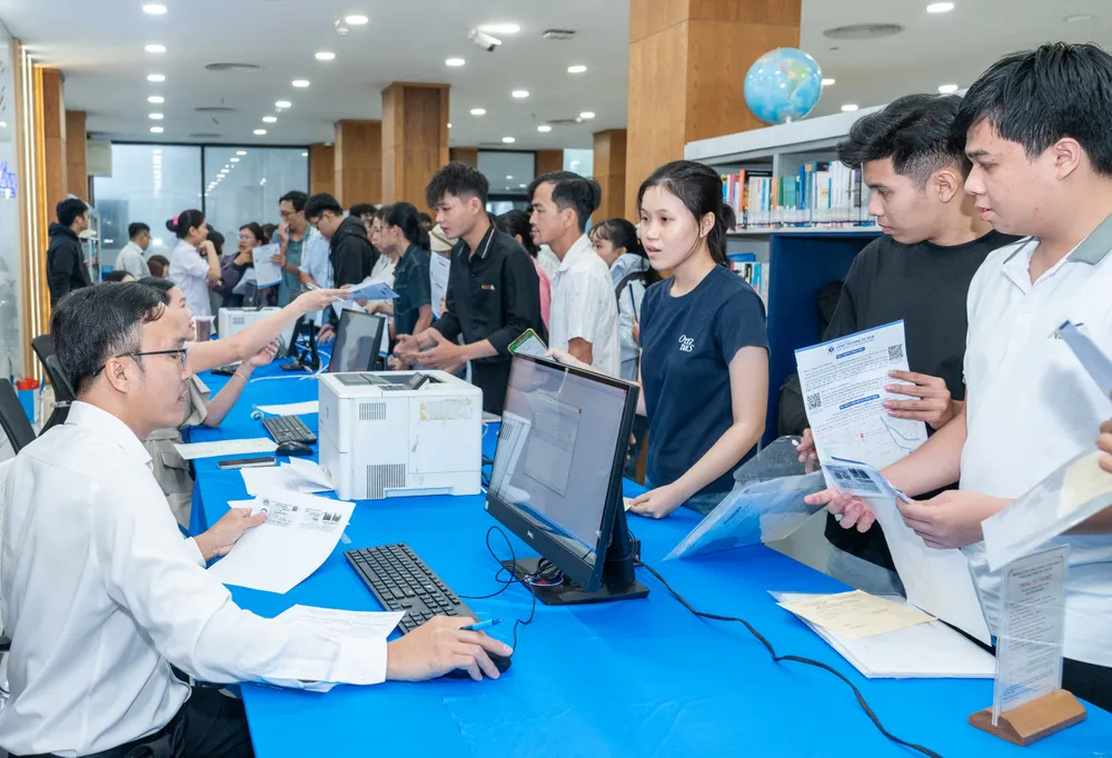 Thí sinh tìm hiểu thông tin xét tuyển bổ sung tại Trường ĐH Công thương TPHCM .jpg