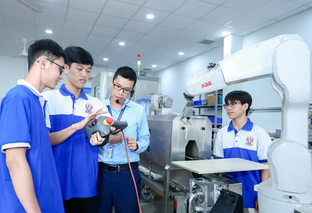 Sinh viên Khoa Cơ khí chế tạo máy Trường Đại học Công nghệ Kỹ thuật TPHCM thực hành cùng giảng viên tại phòng thí nghiệm (DÙNG ẢNH NÀY)