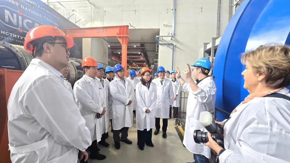 Đoàn công tác ĐHQG TPHCM tham quan Tổ hợp máy gia tốc NICA thuộc Phòng thí nghiệm Vật lý Năng lượng cao Veksler và Baldin.jpg