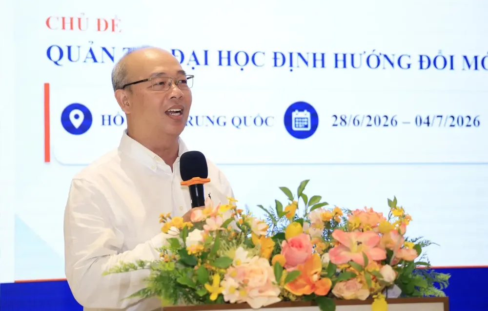 Đại diện đoàn công tác tại Hồ Nam (Trung Quốc) trình bày những bài học kinh nghiệm và khả năng vận dụng cho ĐHQG TPHCM.