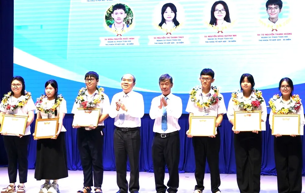 Các tân thủ khoa đạt điểm tuyệt đối được trao học bổng tại lễ khai giảng .jpg