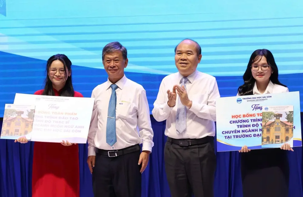 Trường ĐH Sài Gòn trao 5,5 tỷ đồng học bổng cho tân sinh viên
