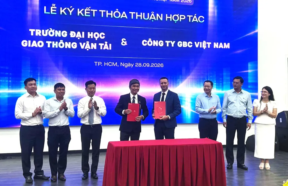 Trường ĐH Giao thông Vận tải ký kết hợp tác với Công ty GBC Việt Nam tại diễn đàn - Ảnh: THANH HÙNG