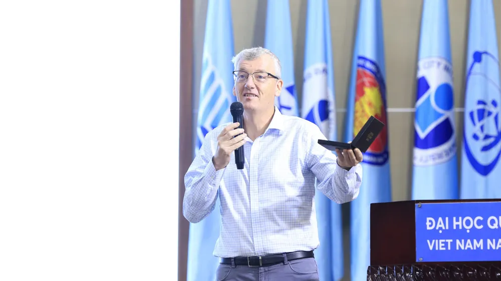 GS David MacMillan, Đại học Princeton (Hoa Kỳ), được trao Giải Nobel Hóa học năm 2021 chia sẻ hướng nghiên cứu tại chương trình