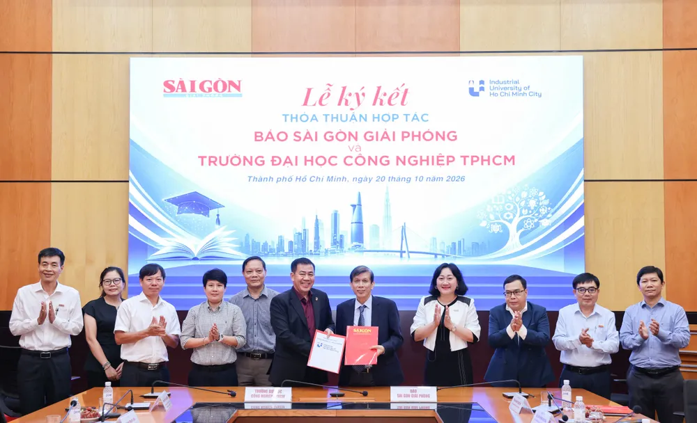 Lãnh đạo Báo SGGP và Trường ĐH Công nghiệp TPHCM ký kết thỏa thuận hợp tác toàn diện giữa hai đơn vị - Ảnh: HOÀNG TRIỀU