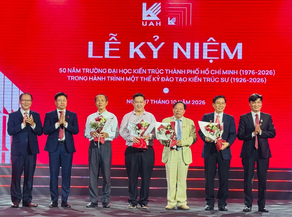 Nhà trường tổ chức tri ân các cá nhân cống hiến cho hành trình 50 năm phát triển của nhà trường - Ảnh: THANH HÙNG