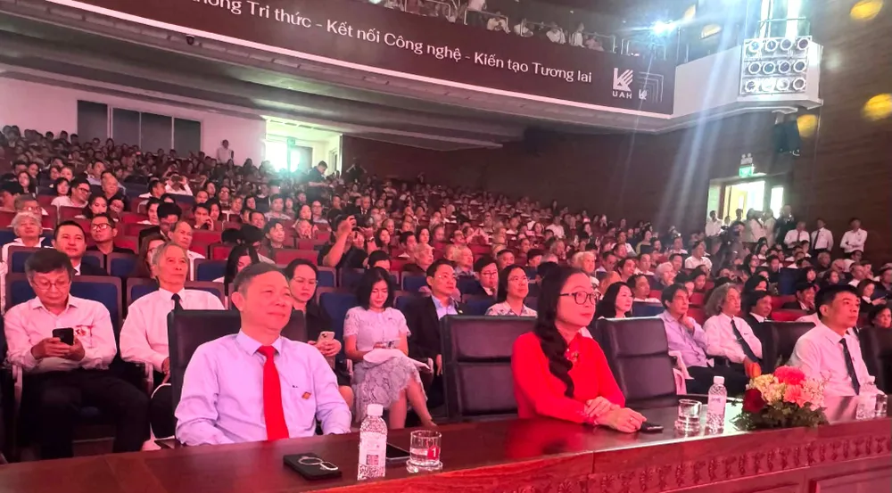 Các đại biểu tham dự lễ kỷ niệm của Trường ĐH Kiến trúc TPHCM .jpg