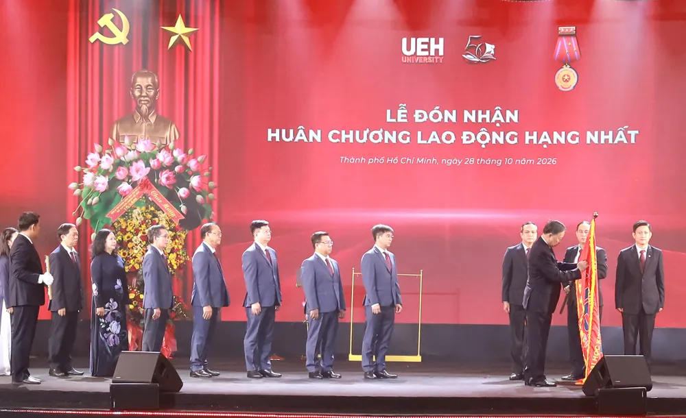 Tổng Bí thư, Chủ tịch nước Tô Lâm trao Huân chương Lao động Hạng nhất cho Đại học Kinh tế TPHCM