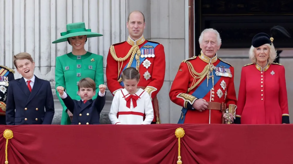 Gia đình Thái tử William đứng cạnh Vua Charles (thứ hai từ phải sang) và Hoàng hậu Camilla trên ban công Cung điện Buckingham