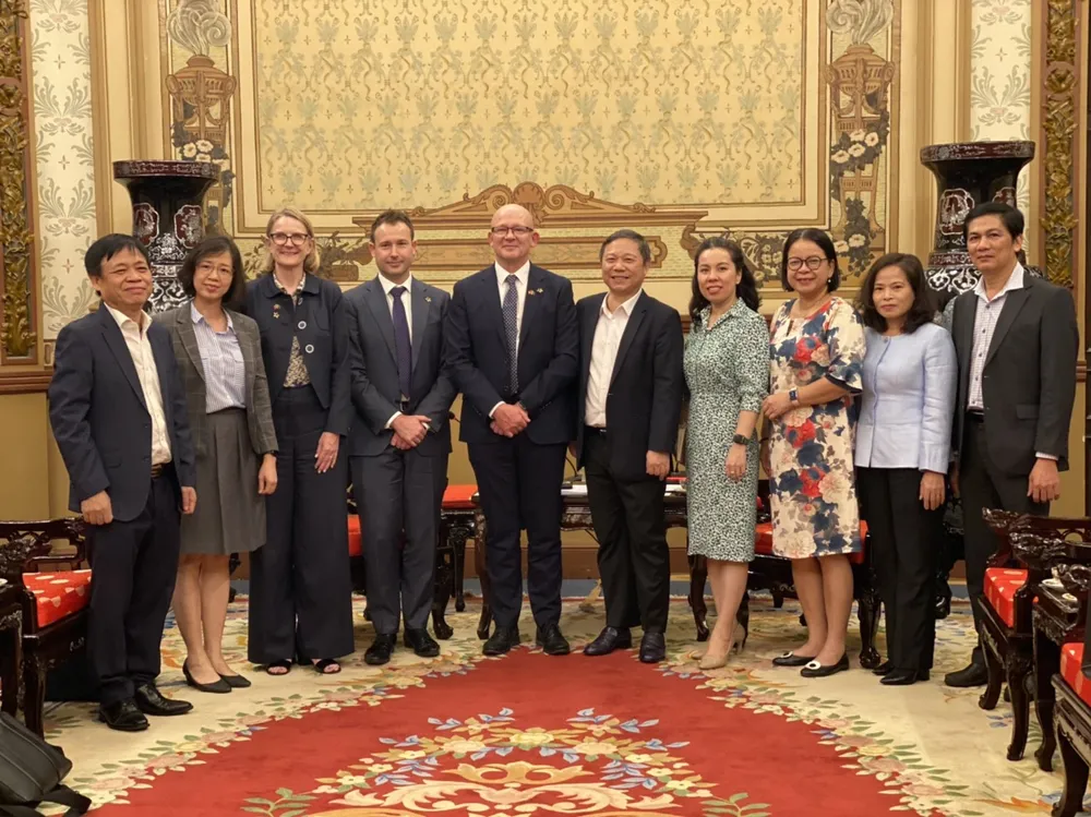 Phó Chủ tịch UBND TPHCM Dương Anh Đức tiếp ông Jonathan Law, Giám đốc Điều hành Tổ chức Nghiên cứu Công nghiệp và Khoa học Khối thịnh vượng chung (CSIRO). Ảnh: THANH HẰNG