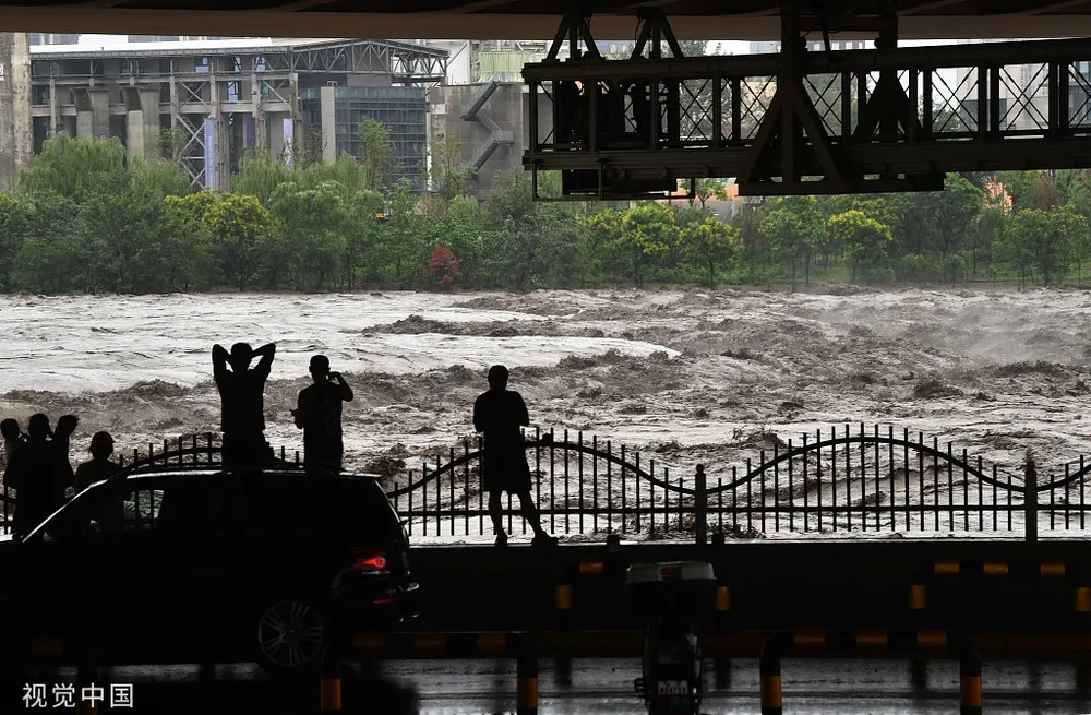 Nước lũ trên sông Vĩnh Định, quận Môn Đầu Câu dâng cao. Ảnh: CFP