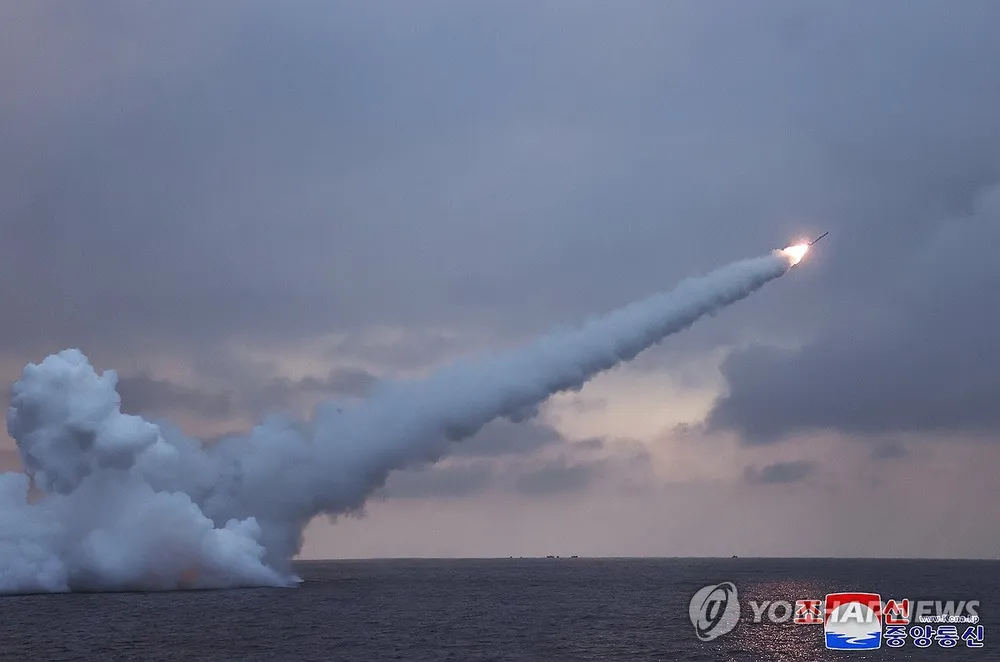 Vụ phóng thử tên lửa từ tàu ngầm của Triều Tiên. Ảnh: KCNA/YONHAP