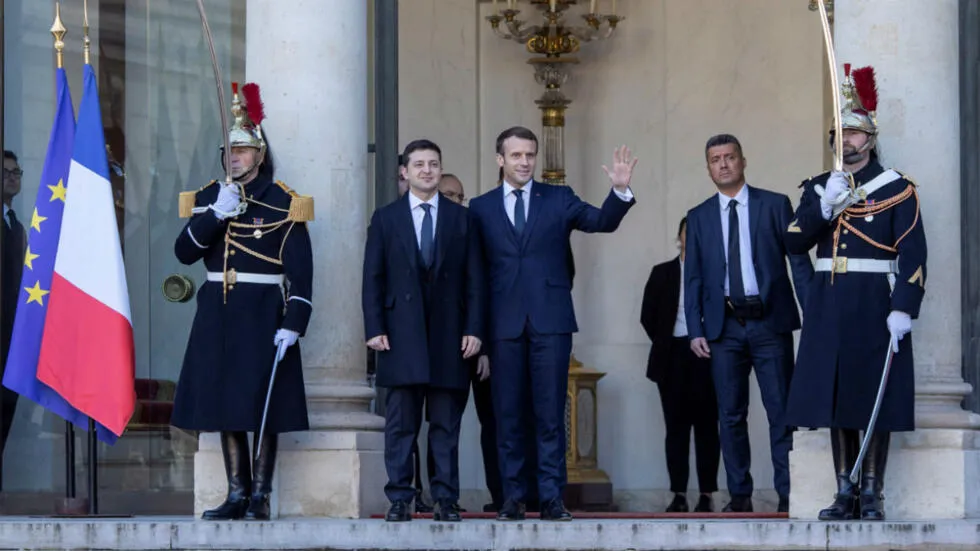 Tổng thống Pháp Emmanuel Macron và Tổng thống Ukraine Volodymyr Zelensky. Ảnh: REUTERS
