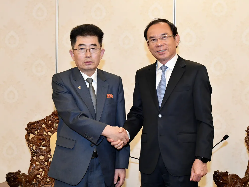 Đồng chí Nguyễn Văn Nên, Ủy viên Bộ Chính trị, Bí thư Thành ủy TPHCM tiếp đồng chí Kim Song Nam, Ủy viên dự khuyết Bộ Chính trị, Trưởng Ban Quốc tế Đảng Lao động Triều Tiên, Ủy viên Quốc vụ, chủ tịch Ủy ban Đối ngoại Hội nghị nhân dân tối cao Triều Tiên. Ảnh: VIỆT DŨNG 