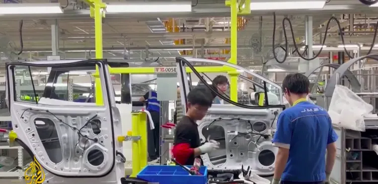 Một nhà máy sản xuất xe điện tại Trung Quốc. Ảnh từ clip của Đài ALJAZEERA