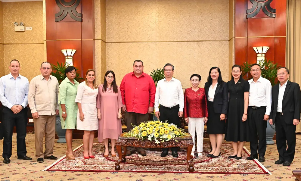 Các đại biểu chụp ảnh lưu niệm. Ảnh: VIỆT DŨNG 