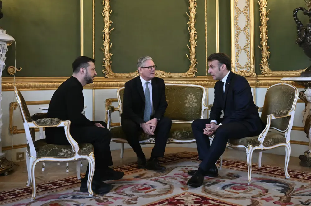 Tổng thống Ukraine Volodymyr Zelensky, Thủ tướng Anh Keir Starmer và Tổng thống Pháp Emmanuel Macron trong cuộc gặp ngày 2-3 tại London. Ảnh: JUSTIN TALLIS/ POOL/ EPA-EFE. 