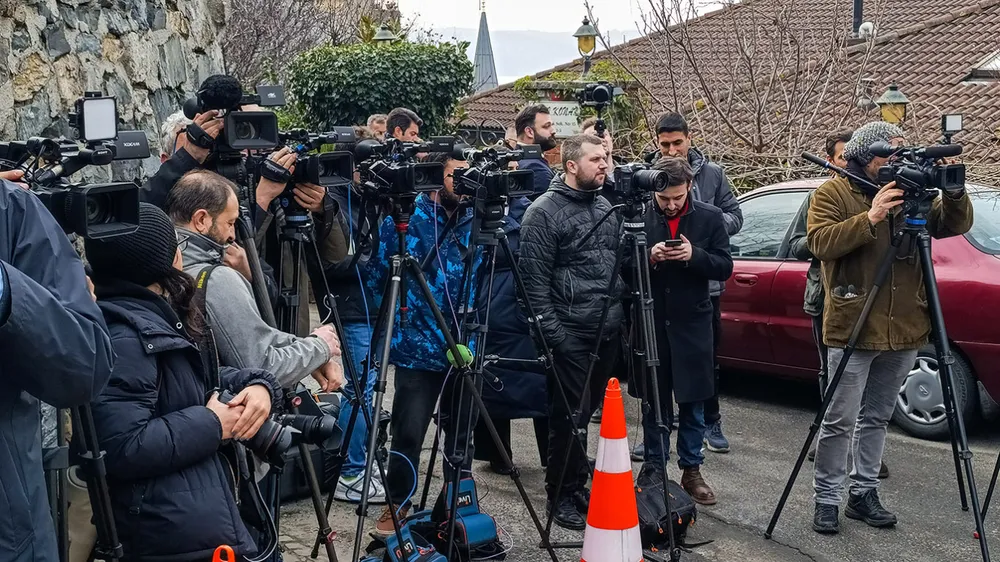 Các cơ quan truyền thông tập trung bên ngoài khu vực diễn ra vòng đàm phán Nga - Mỹ ngày 27-2 ở Istanbul, Thổ Nhĩ Kỳ. Ảnh: KIRILL ZHAROV/TASS