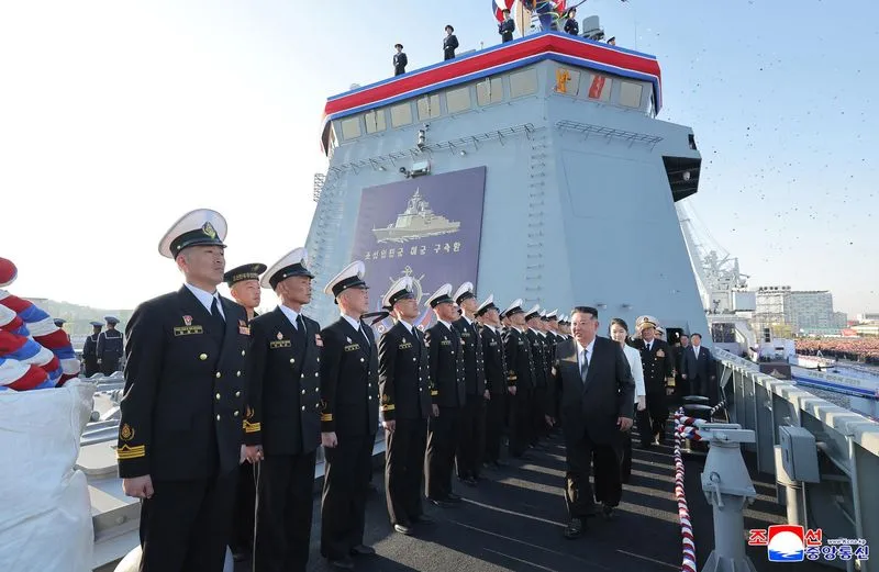 Nhà lãnh đạo Triều Tiên Kim Jong - un tham dự lễ hạ thủy một tàu khu trục đa năng mới. Ảnh: KCNA/YONHAP
