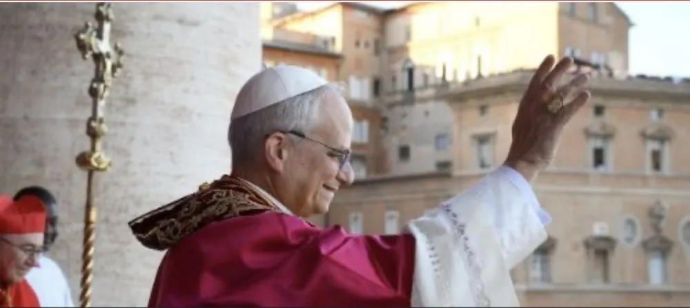 Tân Giáo hoàng Leo XIV ra mắt tín đồ từ ban công Vương cung Thánh đường Thánh Peter. Ảnh: VATICAN MEDIA