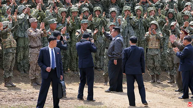 Ông Kim Jong-un thị sát cuộc diễn tập chiến thuật phối hợp của lực lượng đặc nhiệm. Ảnh: KBS