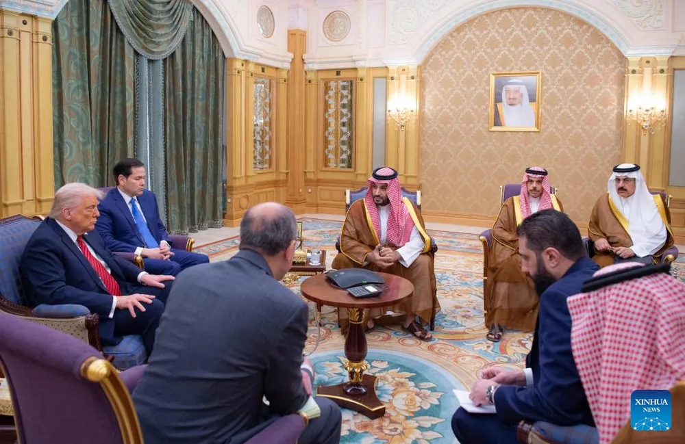 Tổng thống Mỹ Donald Trump gặp Tổng thống lâm thời Syria Ahmad al-Sharaa tại Saudi Arabia. Ảnh: XINHUA