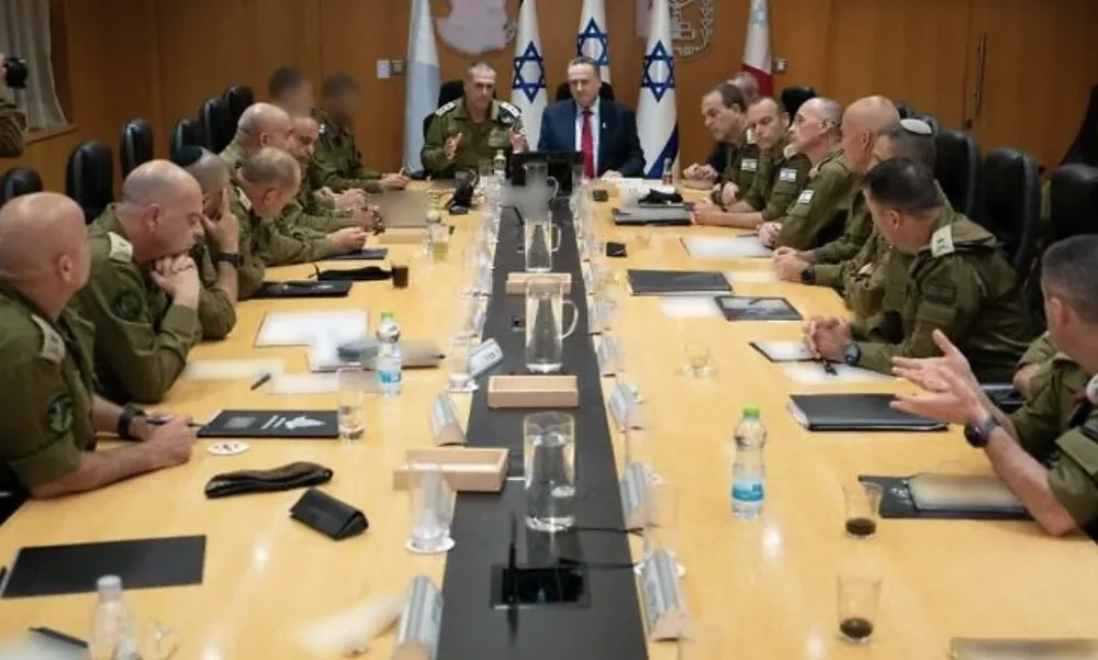 Ông Israel Katz, Bộ trưởng Bộ Quốc phòng Israel, họp với các tướng lĩnh của Lực lượng Phòng vệ Israel, ngày 13-6. Ảnh: DEFENSE MINISTRY