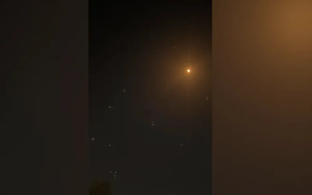 Hình ảnh trên bầu trời Doha sau khi Iran cho biết đã tấn công căn cứ Al-Udeid. Ảnh: AL JAZEERA