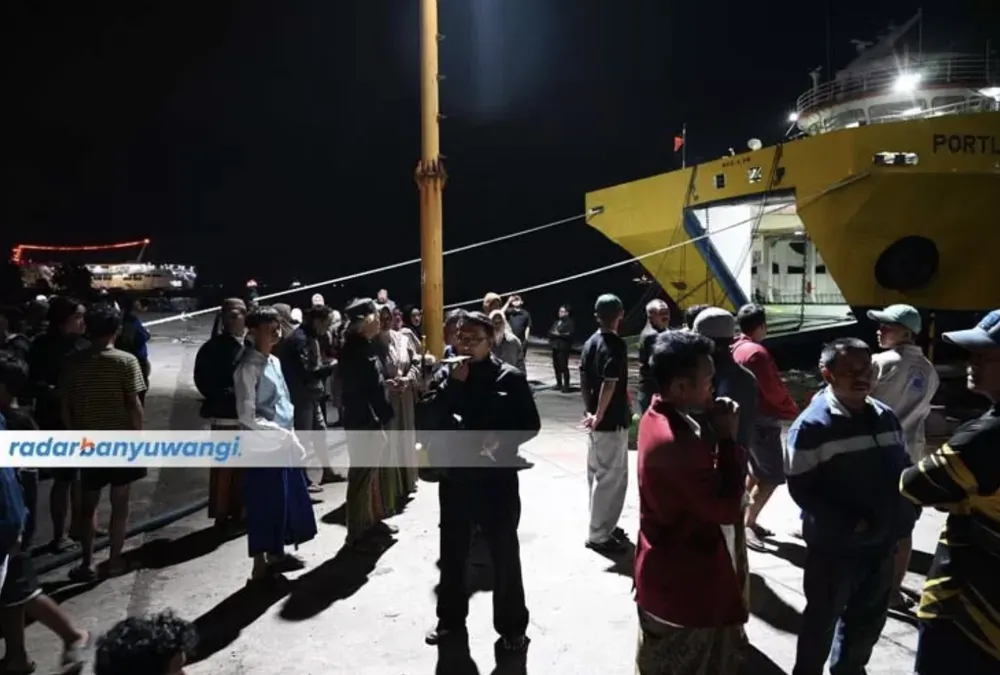 Hỗ trợ giải cứu phà bị chìm ở Indonesia. Ảnh: RAMADA KUSUMA/RADAR BANYUWANGI